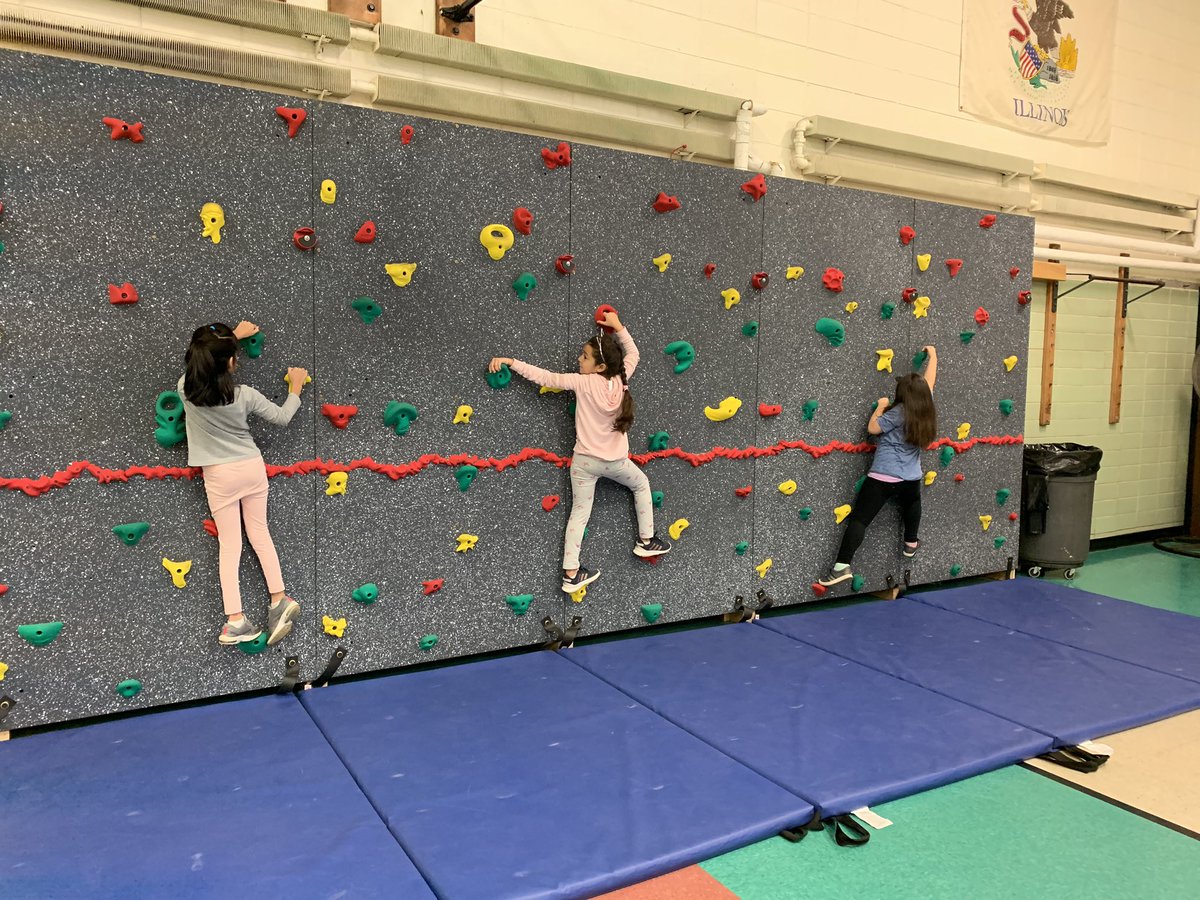 samshuman24's tweet photo. Fitness stations in full force before Thanksgiving break! @Piper_PE #WeArePiper #D100inspires https://t.co/y3iZSrLRlG
