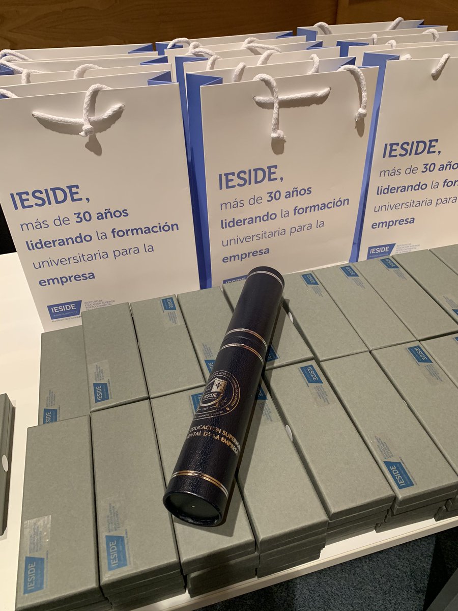 Florgnovoa's tweet photo. Con los preparativos de la Ceremonia de Graduación de Postgrado 2018-2019 en @IESIDEedu Coruña https://t.co/6LN3VRXBC7