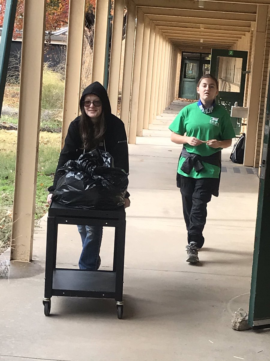 kristen_cook03's tweet photo. #fjhdayofservice19 https://t.co/3KBCXxLiUj