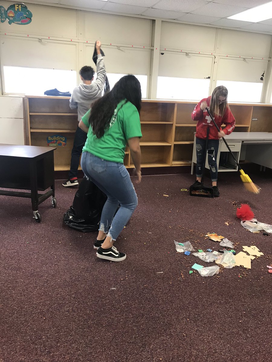 kristen_cook03's tweet photo. #fjhdayofservice19 https://t.co/3KBCXxLiUj