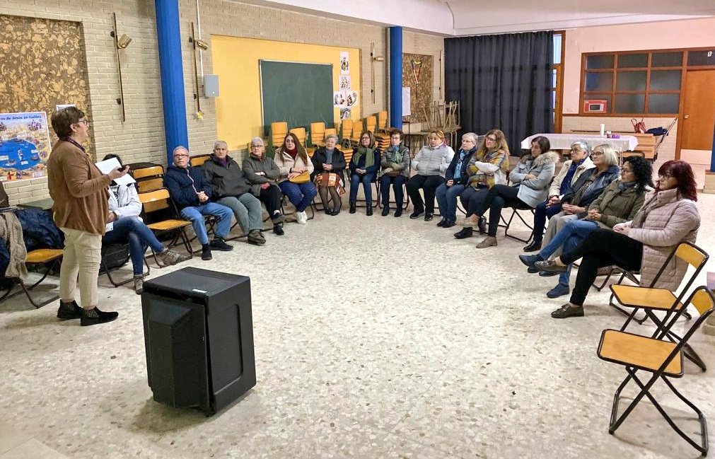 🎒 #MomentoCáritas Empezamos a conocer la Doctrina Social de la Iglesia #DSI en #VillarDelArzobispo a pesar del frío y la lluvia, somos unas 20 personas.