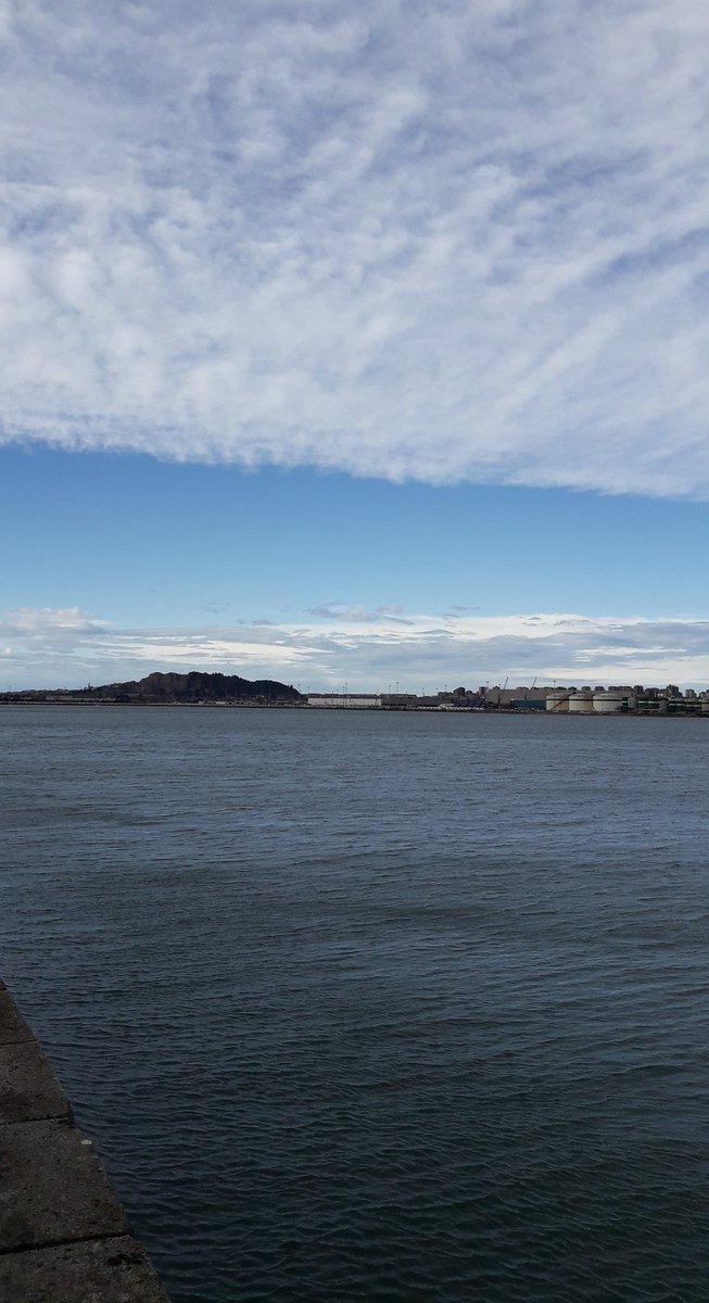 Apez140's tweet photo. #Momentos
Desde un Puerto deportivo #MarinadelCantabrico.
#Peñacastillo y el #PuertoDeRaos @SantanderPort se recortaban contra un Cielo vestido con Viento del Sur...
#ComparteCantabria sus #Lugares #Paisajes #Costumbres #Magia y #Belleza #Inmensas,
#NorthernSpain...🧚♂️😎 https://t.co/IYTecDGlwX