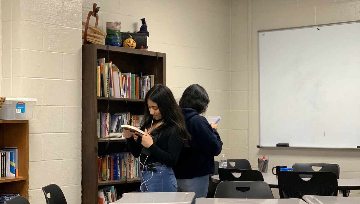 emilyfranESL's tweet photo. Awesomeness is having students stop by my classroom to visit me AND take a book from our class library (which is packed with @SDLBACK books😉)
📚📖🔥🥰🙏🏽💛🕷 #Reading4Fun https://t.co/KfmyUJNBGc