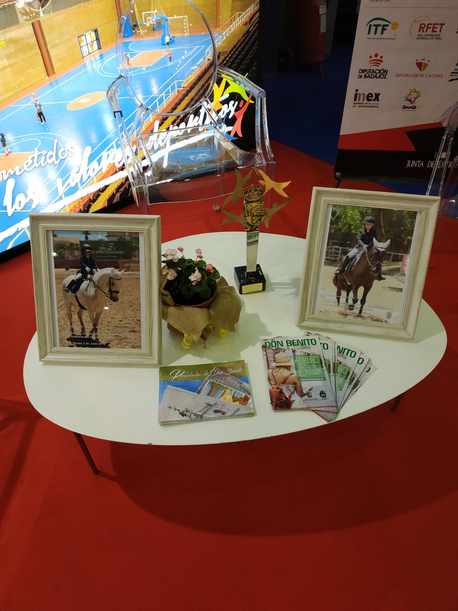 acdonbenito's tweet photo. Bonito detalle del @Ayto_DonBenito en la primera feria del deporte #Deportelive en @FEVAL_ con nuestras Amazonas Alba pavo y Lucía flores que siguen cosechando éxitos deportivos en el mundo de la Hípica https://t.co/QUJBhUhtCy