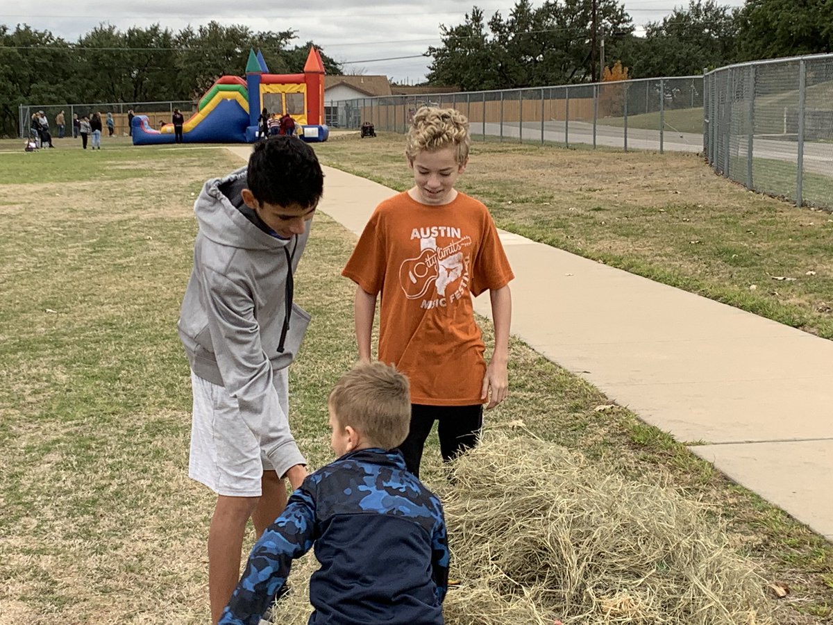 DeJohnHBTheatre's tweet photo. HBMS Day of Service. The HBMS students are having fun helping the Pre-K students with their Fall Festival. #HBRising https://t.co/js0L9fz6pn