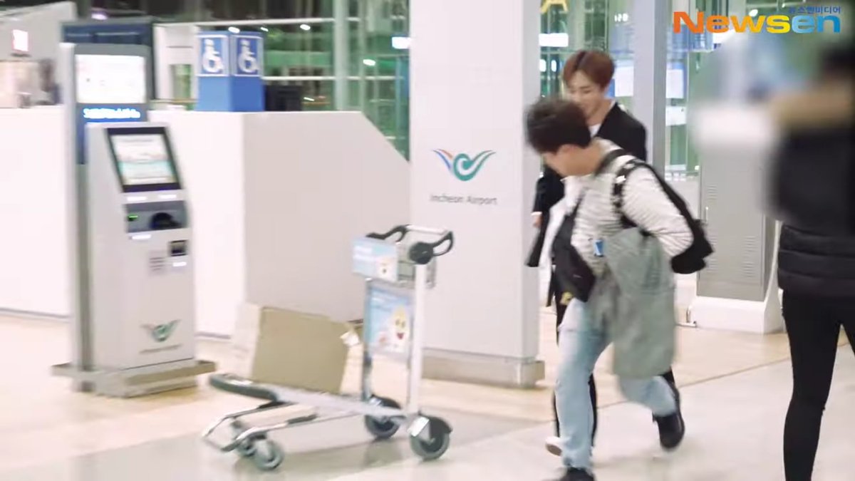 the manager dragging sunwoo along with him because he doesn't want them to miss the flight