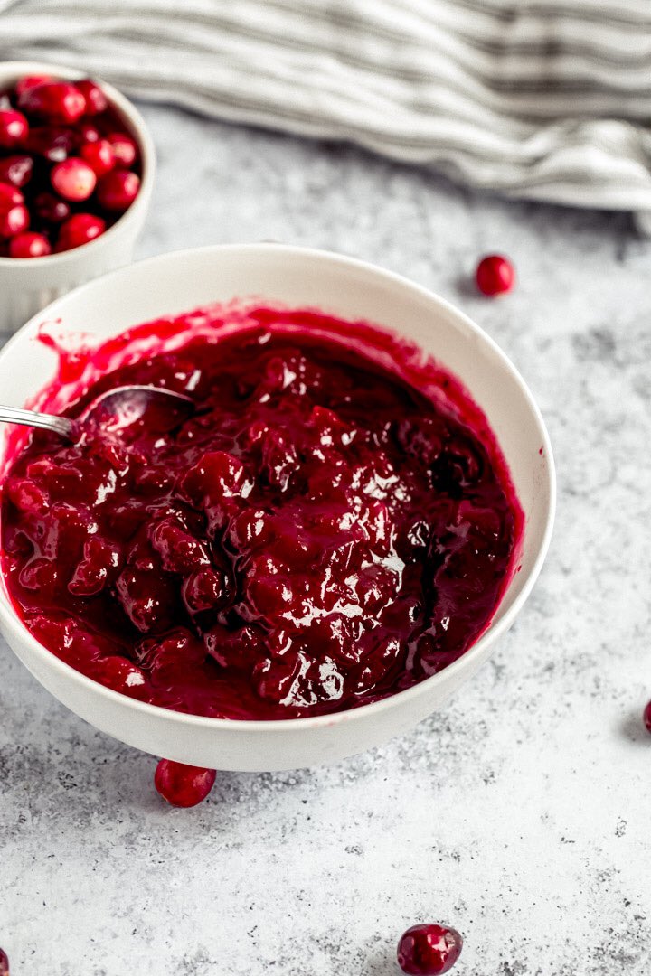 QueenAppetit's tweet image. Only 4 simple ingredients + a few add-ins ideas to spice things up, this easy cranberry sauce barely takes any effort to make.
.
.
.
queensleeappetit.com/the-best-homem…