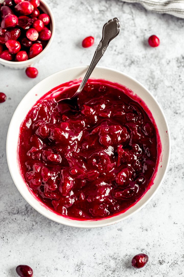 QueenAppetit's tweet image. Only 4 simple ingredients + a few add-ins ideas to spice things up, this easy cranberry sauce barely takes any effort to make.
.
.
.
queensleeappetit.com/the-best-homem…