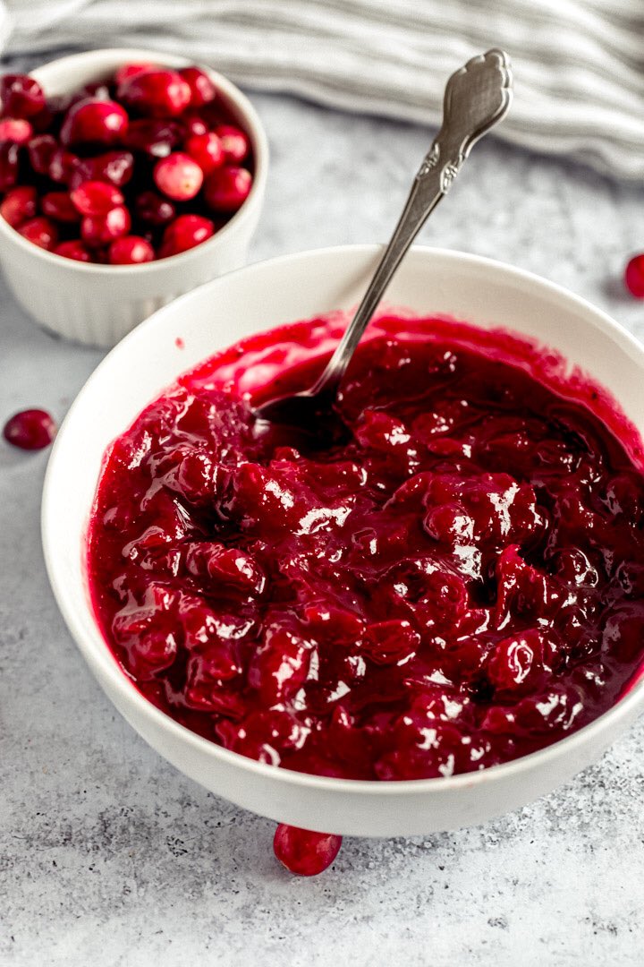 QueenAppetit's tweet image. Only 4 simple ingredients + a few add-ins ideas to spice things up, this easy cranberry sauce barely takes any effort to make.
.
.
.
queensleeappetit.com/the-best-homem…