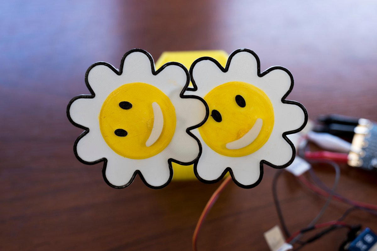 hacklabpdu's tweet photo. Trabajamos en equipo junto a alumnos de la Escuela N° 42, colaborando con su proyecto: un sensor de sonido que utiliza una placa microbit.
El mismo mide la intensidad de contaminación acústica a la misma vez que genera una reacción en el dispositivo cuando el nivel es muy alto. https://t.co/h3kd0Lp56E