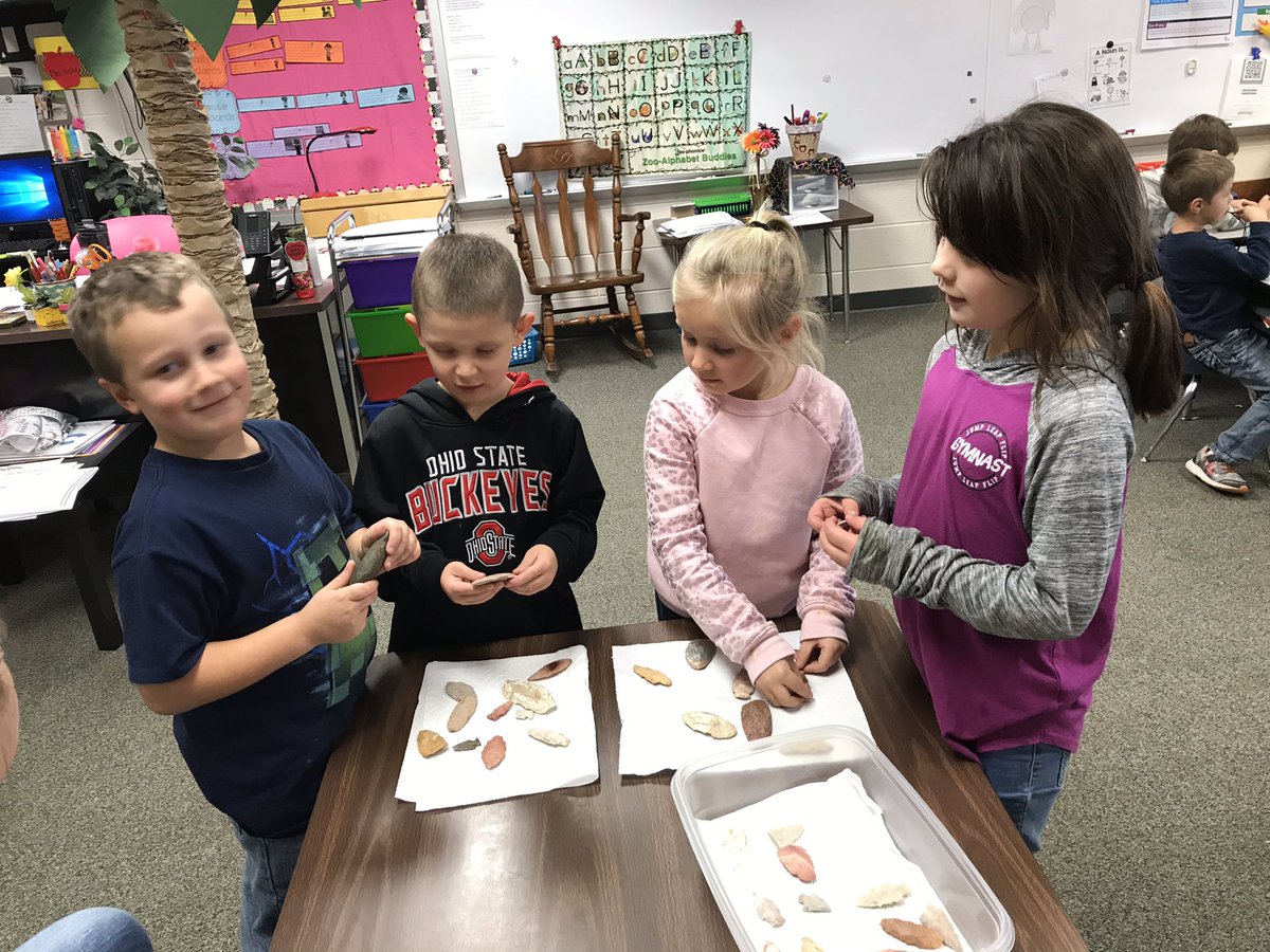 JcdHicks's tweet photo. Examining arrow heads from the Indian’s!  Thank you Mrs. Wagner! https://t.co/z29JQ0NflN