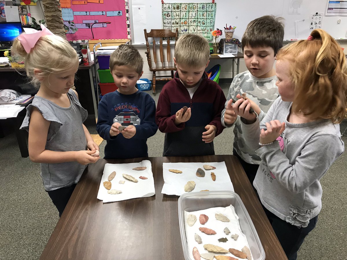 JcdHicks's tweet photo. Examining arrow heads from the Indian’s!  Thank you Mrs. Wagner! https://t.co/z29JQ0NflN