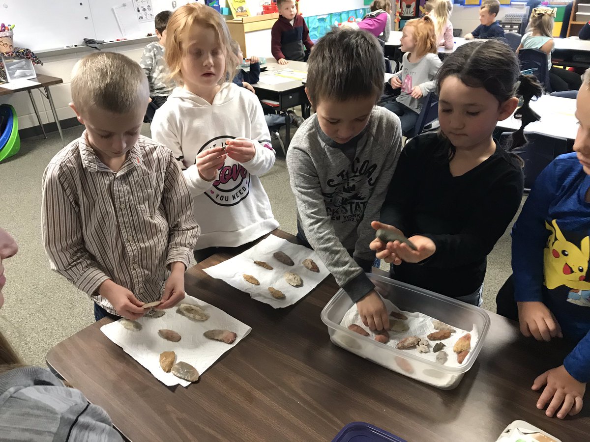 JcdHicks's tweet photo. Examining arrow heads from the Indian’s!  Thank you Mrs. Wagner! https://t.co/z29JQ0NflN