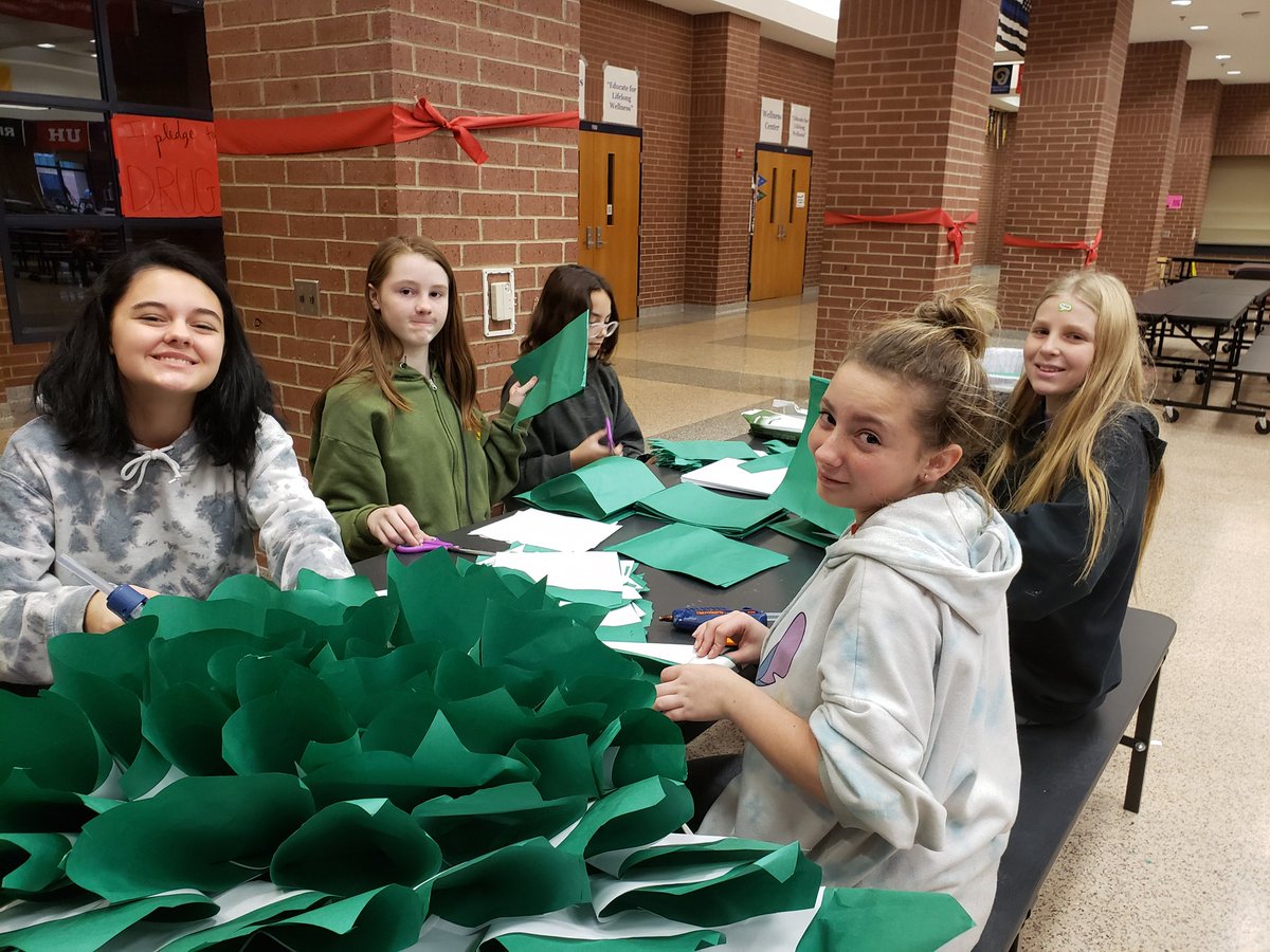 Mrs_Dooley_ELA's tweet photo. Helping PTO create winter decorations! #AMServes #gisdserves #AMSpirates https://t.co/qH9jzVawQ5