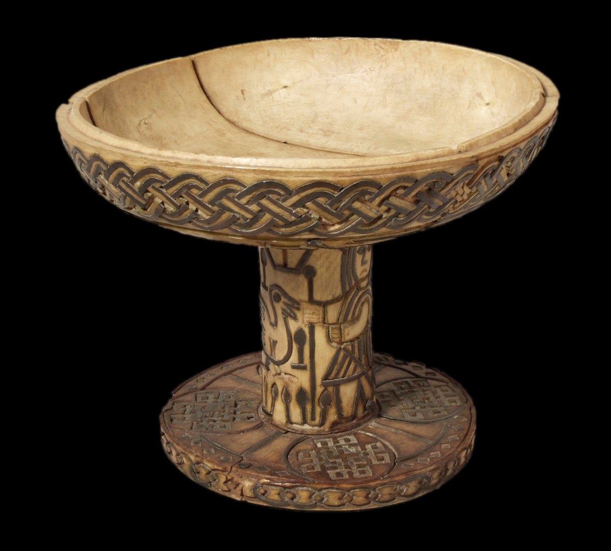 Ivory pedestal bowl, inlaid with brass. Guilloche pattern around rim, figures of Europeans and birds on the stem, heads and hands beneath the bowl.  #BeninDisplays  @Pitt_Rivers