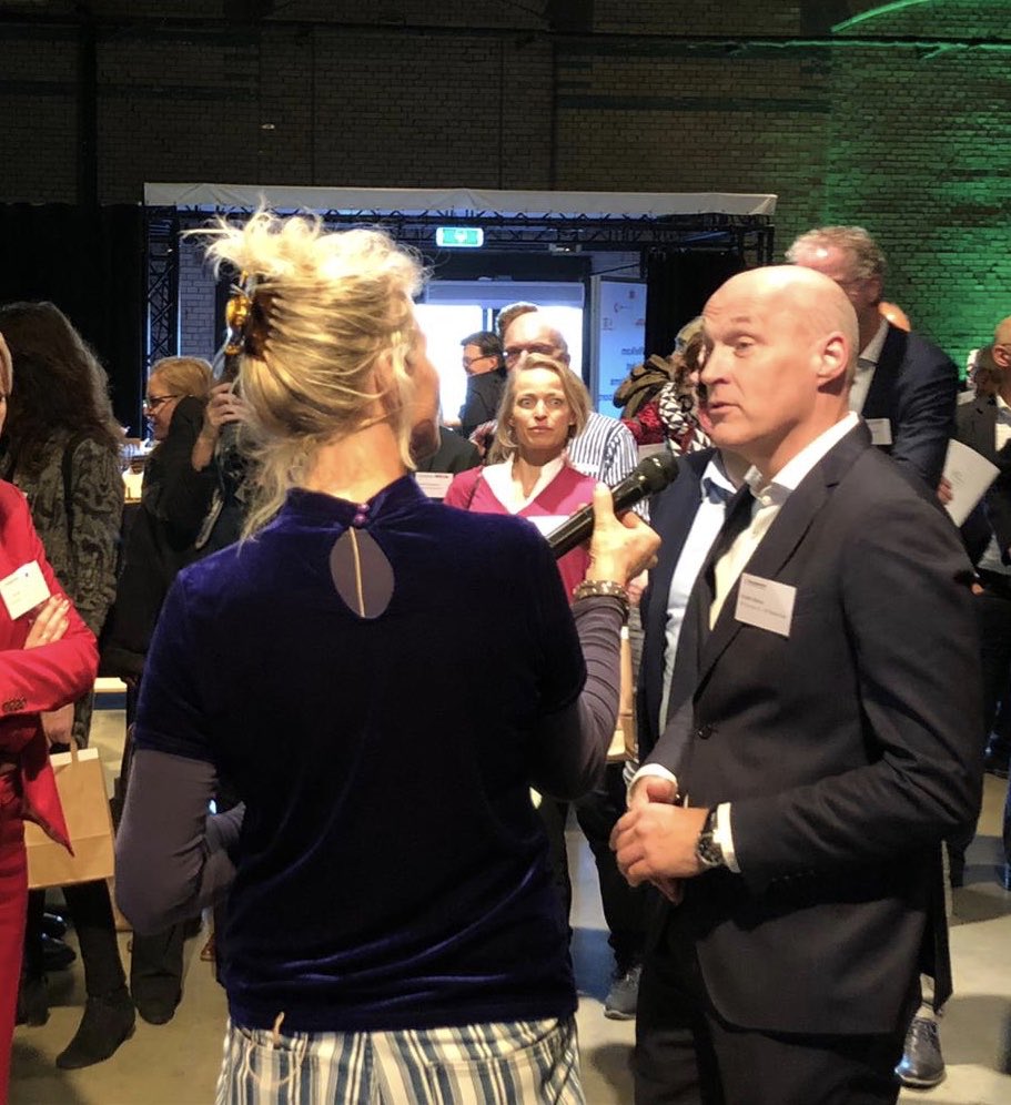 Vandaag het Rotterdamse klimaatakkoord getekend: een mooi moment!
Veel is al in gang gezet door partijen met visie en lef, die samen werken aan de nieuwe economie. Nu door met de omvangrijke investeringsagenda in de haven.#energieswitch010