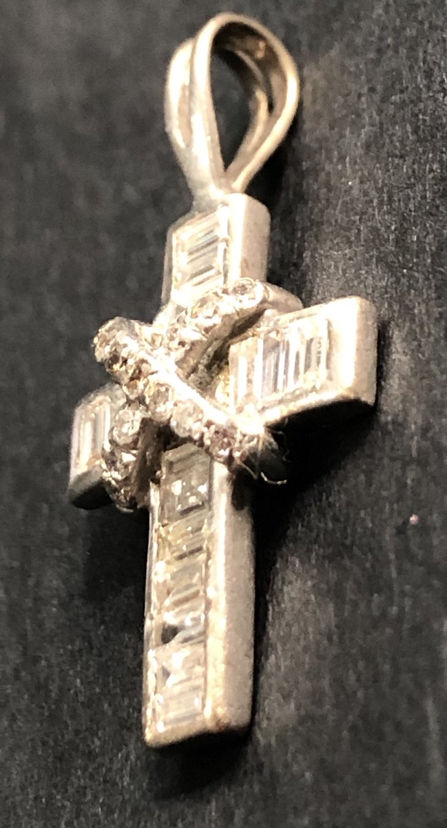 Sharons_Stones's tweet image. In for offer 18ct white gold and diamond cross #makemeanoffer #diamondcross #secondhandjewellery @Sharons_Stones