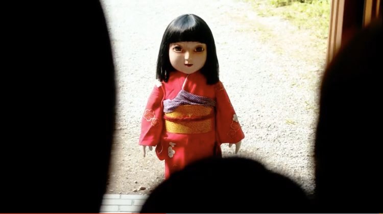 社畜のよーだ Na Tviteru 恐怖人形 観た 日本人形らしく精神的なモノで攻めるかなと思いきや 滅茶苦茶物理攻撃してくる日本人形で普通に 怖い 呪いのチェンソー日本人形マンのビジュアル点です ありがとうございました