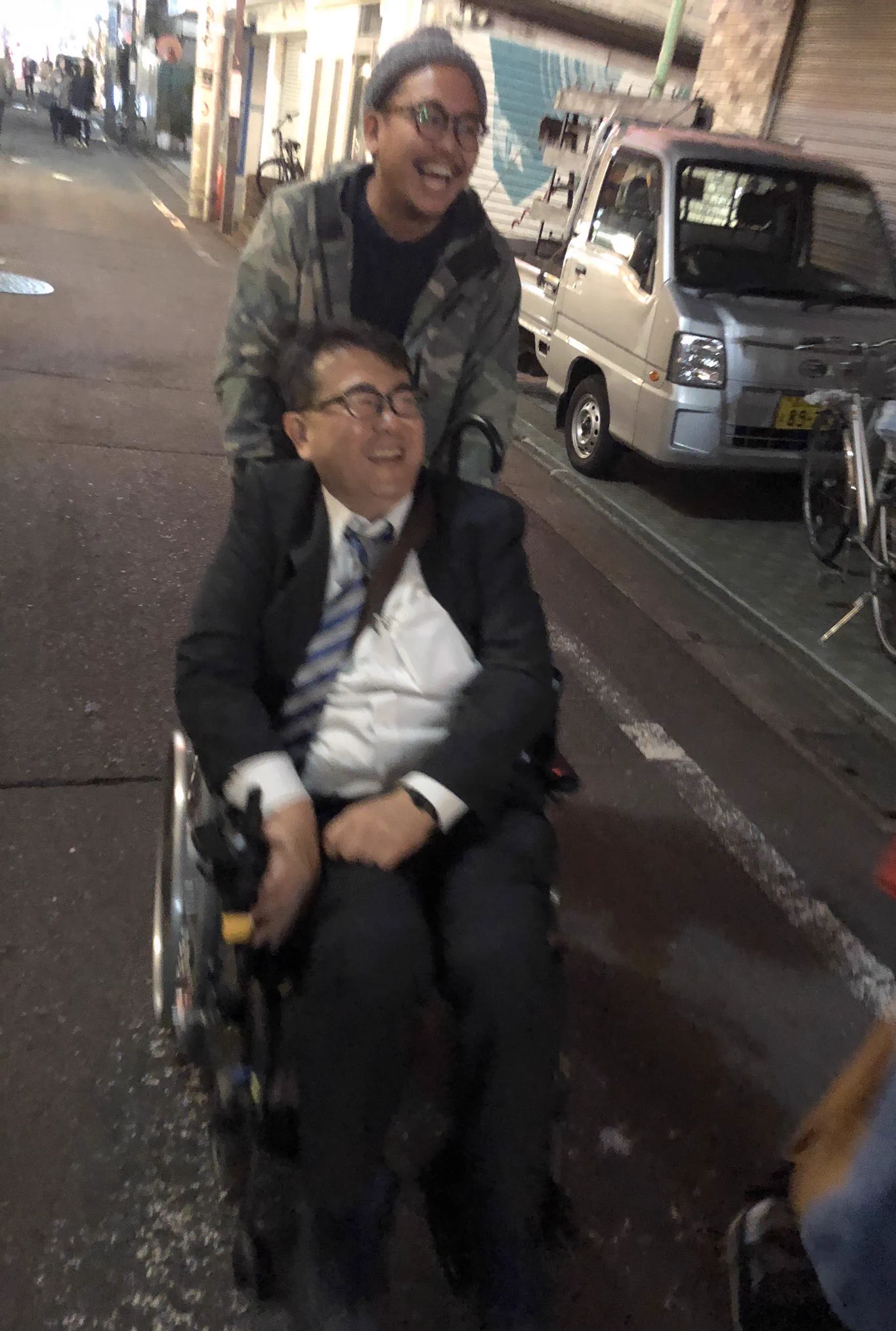 酔ったおじさんを警察に届けよとした結果ｗｗ映画「最強のふたり」の状況になったｗｗ