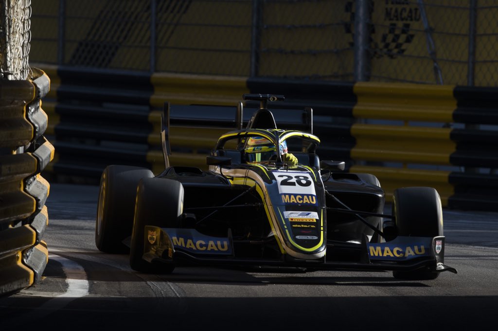 LoganSargeant's tweet image. Q2 was difficult to find a clear lap, that means we will be blasting off the grid from P10 in the qualification race... I’ll be going for it 👊🏼