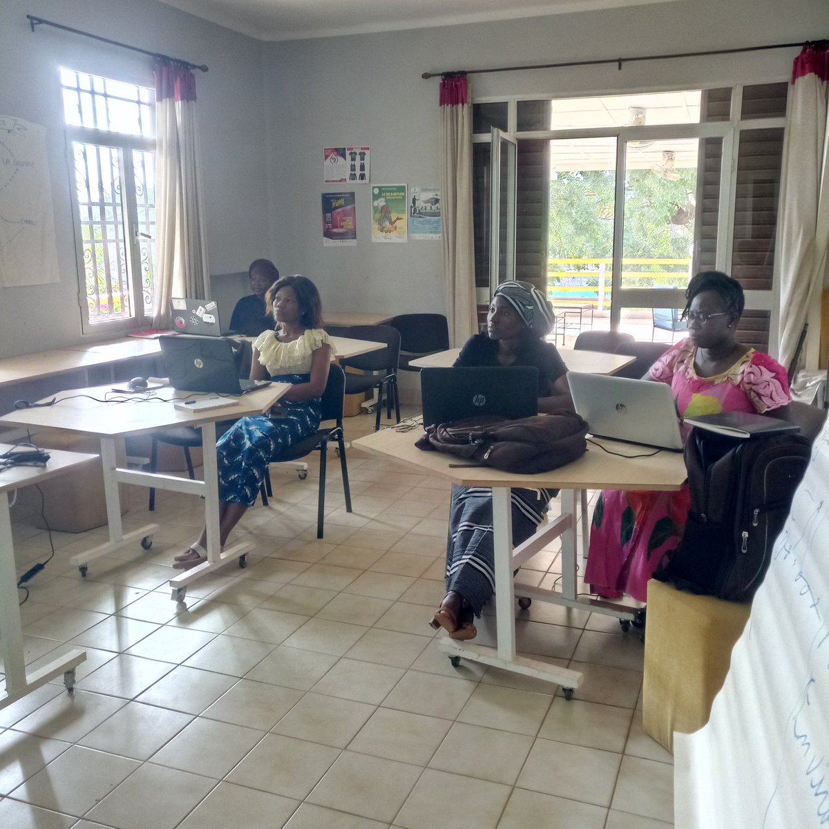 Jour 1 GirlsMap: formation en cartographie numérique pour les jeunes femmes - présentation du projet #OSM - Navigation sur la carte OSM - techniques d'édition - Prise en main du logiciel #QGIS Rendez-vous demain à la #ruche Ouaga pour la suite!