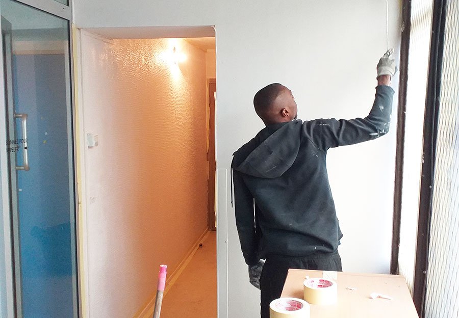 1001ViesHabitat's tweet photo. #1001Projets┃Bravo aux 4 jeunes encadrés par l’entreprise #Bativie qui ont entièrement rénové un ancien local au cœur du quartier Val Fourré de @ManteslaJolie_. 👏 Ce #ChantierdInsertion initié par #1001ViesHabitat s’est avéré être une vraie réussite ! 😉 https://t.co/pqxzeEvdOO