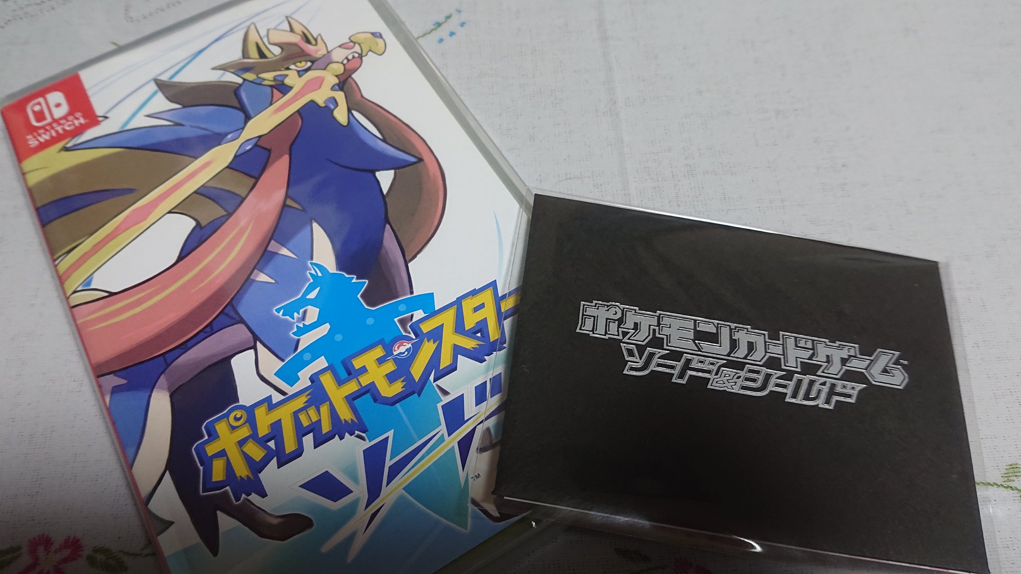 تويتر 怜空 على تويتر ソードを受け取ってきました 特典は 記念すべき 新シリーズ最初のプロモカード ちなみにサンムーン の最初のプロモカードは 持っている方も多いはずの カビゴンgxでした T Co 8d4xexf3vn