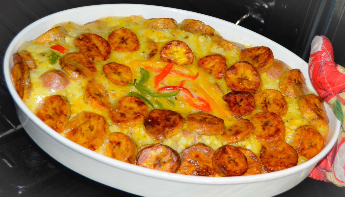 WazobiaOnitsha's tweet photo. 9. Shake your frying pan from time to time and once the plantain omelette cakes all over, gently transfer it to a flat plate.
10. #Plantain_Omelette don dey Ready! Slice up like pizza and serve.
#Chef_Akwaugo1 #WazobiaOnitsha #AwaKitchen #KuleleZone https://t.co/29g8O1MypU
