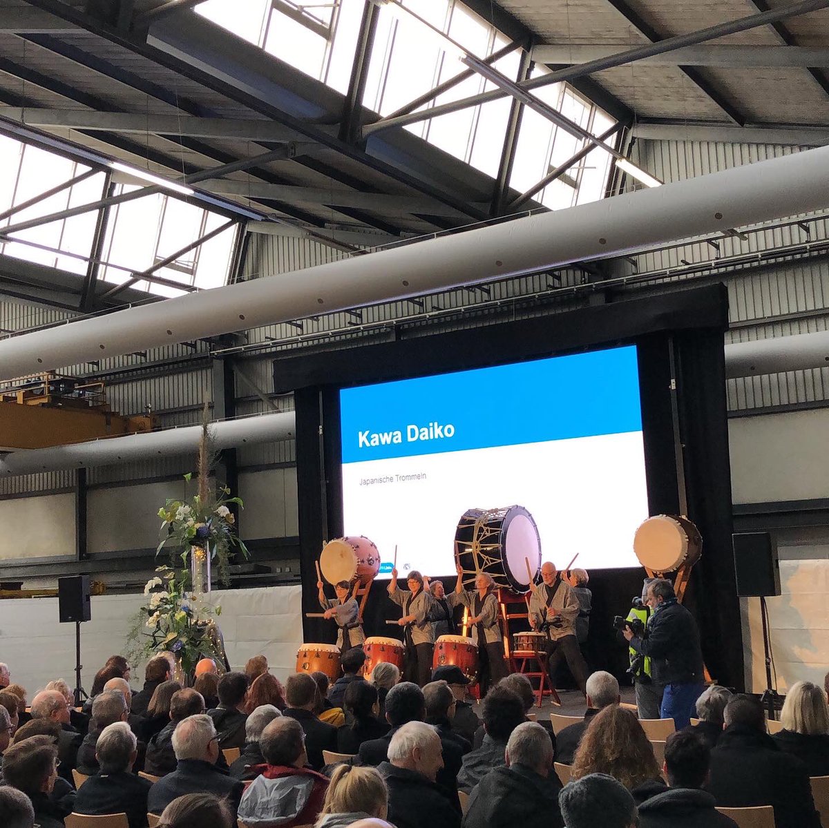 Gemeinsam heissen wir das #Flexity herzlich willkommen in #Zürich!💙🚋🥳 #vbz #vbzzürilinie #züri