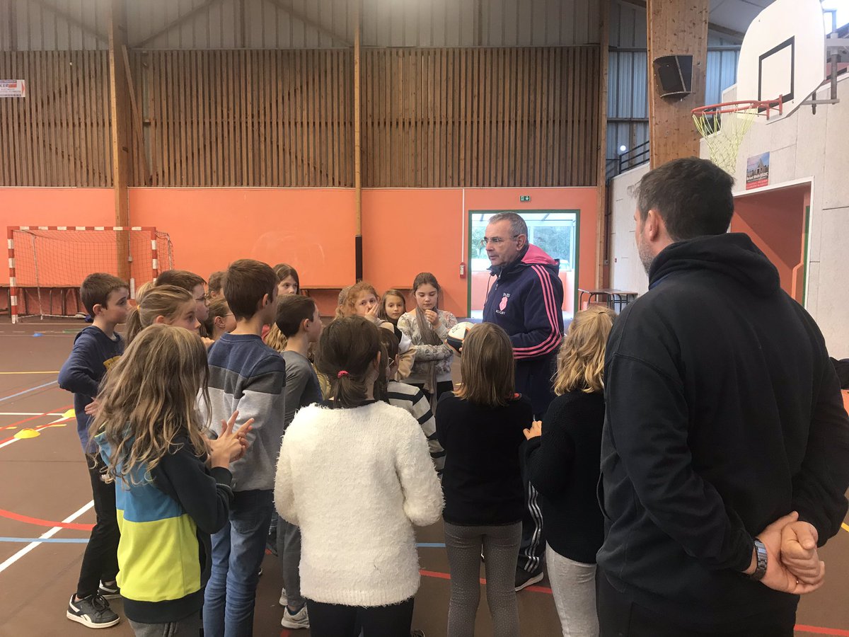 ce2cm_bil's tweet photo. Aujourd’hui ça est initiation au 🏉 rugby. https://t.co/gxUTBr2wkA