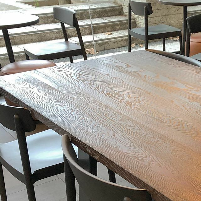 MadeBernauer's tweet photo. Nossa sugestão: Ash.brown, Ash.bronze, Ash.nero. Lâminas elegantes e com toque interessante. #madeira #revestimento #natural #mesa #restaurante #cafe #bistro https://t.co/JMbMwYioIm https://t.co/POQkCIXnzA