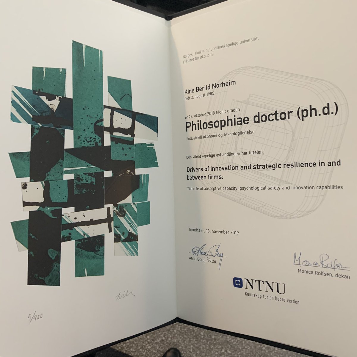 KineNorheim's tweet image. Denne uken var det doktorpromosjon på @NTNU og i dag debuterer jeg i @adresseavisen 🎓 Stas å få diplomet høytidelig overrakt, å få snakke om PhDen og hva som skal til for å lykkes med innovasjon, og hvordan vi setter forskingen ut i praksis i @NExTdigitalAS 🙌🏼