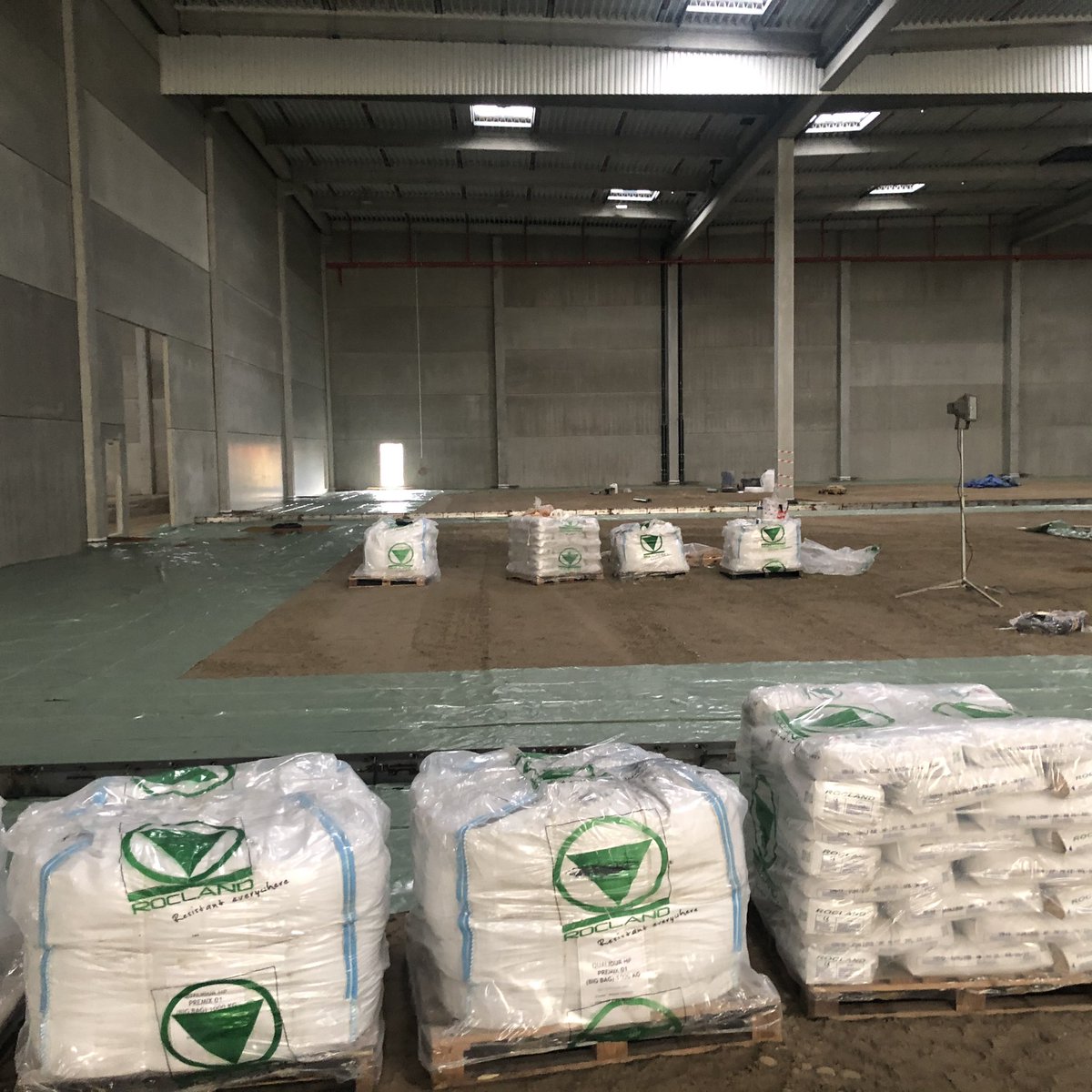 Kriscorti's tweet photo. 🚧Préparation avant coulage de 13500 m2 @RCRIF Silifibre pour Rhenus Logistique à Strasbourg par l’équipe Placeo Est 🇫🇷 
➡️Alphajoint Universal @PermabanRCR 
➡️durcisseur @RoclandFloor Qualidur HP
https://t.co/zZAHfMgWPu https://t.co/DdbR3UYcIr