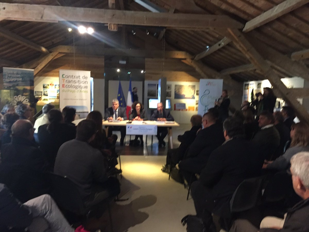 Gometmedia's tweet photo. [En images] De nombreux partenaires sont présents pour la signature du #CTEPaysArles notamment la @CCIPAYSARLES @BanqueDesTerr avec @BdT_PACA @ademe @ARPE_ARB @SauvonsLeau avec sa présidente @Mireille13600 et les communautés de communes du territoire #CCVBA #terredeprovence https://t.co/3bE8wK34xz