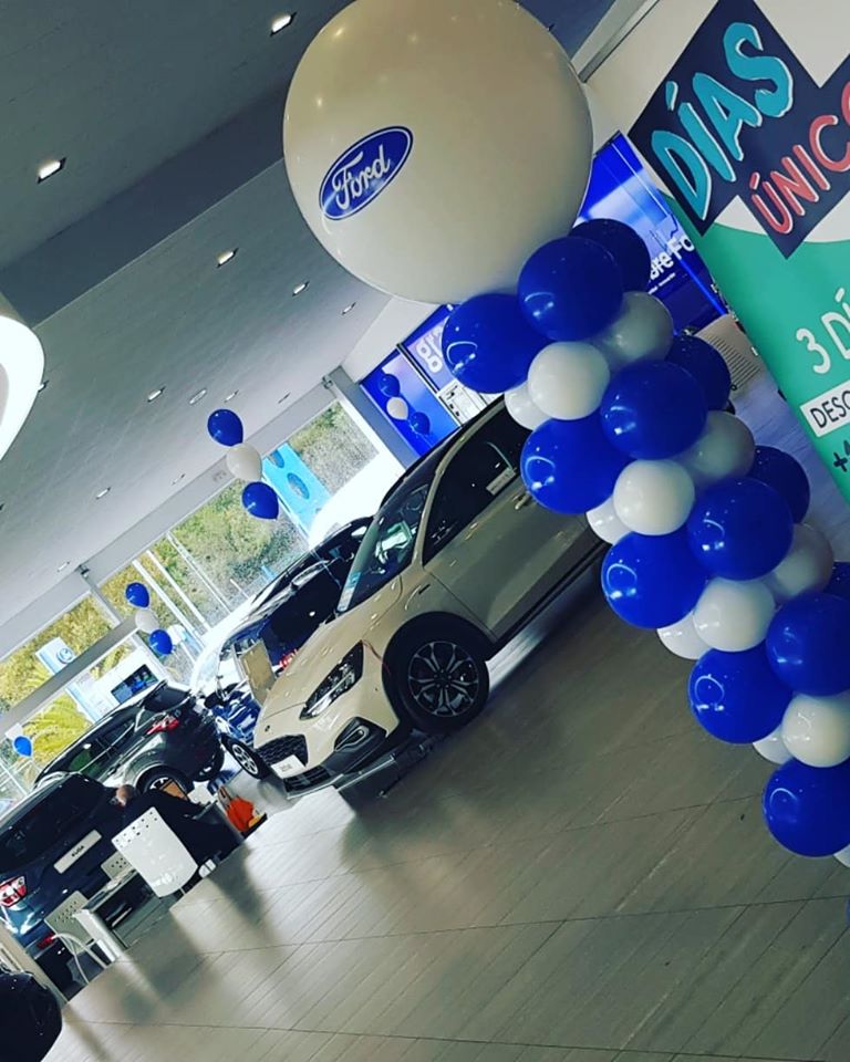GonzacarFord's tweet photo. Aquí nos tedes, vivindo a mañá a tope no noso #FordStore na avenida Cruceiro da Coruña, en #Compostela, cos días únicos do #BlackOutlet de @fordspain!
Temos un #FordKaPlus por 9.990 euros chave en man e moitos descontos alucinantes para ti!!! :) https://t.co/ld97DCSfKv