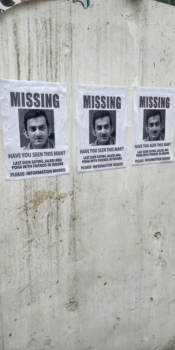 Aap_Praveen's tweet photo. .@GautamGambhir के गायब होने के पोस्टर दीवाल पर लगे हैं। जनता प्���दूषण से परेशान है। हमारे  सांसद गंभीरता भूलते हुए इंदौर में कमेंट्री कर रहे हैं।

क्या यह जनता का मजाक उड़ाना नही है?
#ShameOnGautamGambhir https://t.co/UkEWGmft02