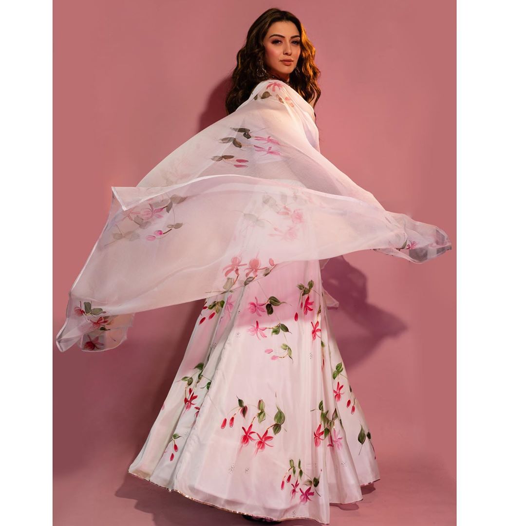 TeluguUltra's tweet photo. #HansikaMotwani is looking stunning in this floral attire. https://t.co/PeHhhfOSHE