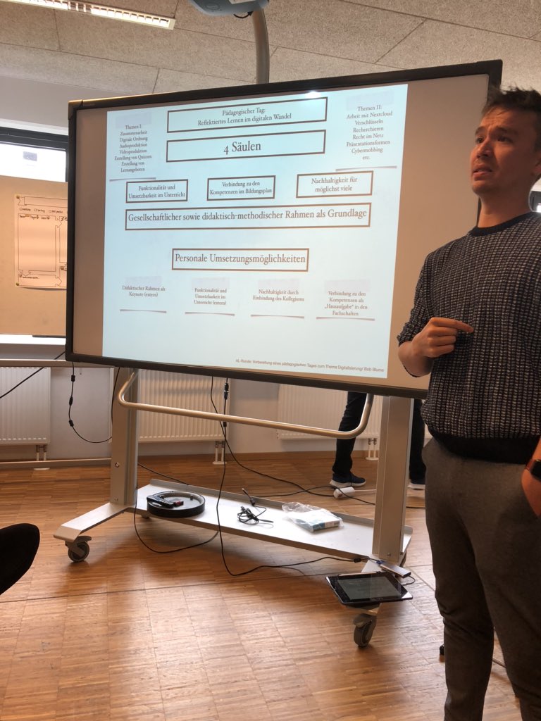 swarzste's tweet photo. Jetzt bei der mitreißenden Barcampsession von @blume_bob bei #excitingedu - Plädoyer u. a. für den Begriff „Reflektiertes Lernen“ https://t.co/juPeRzVFQa