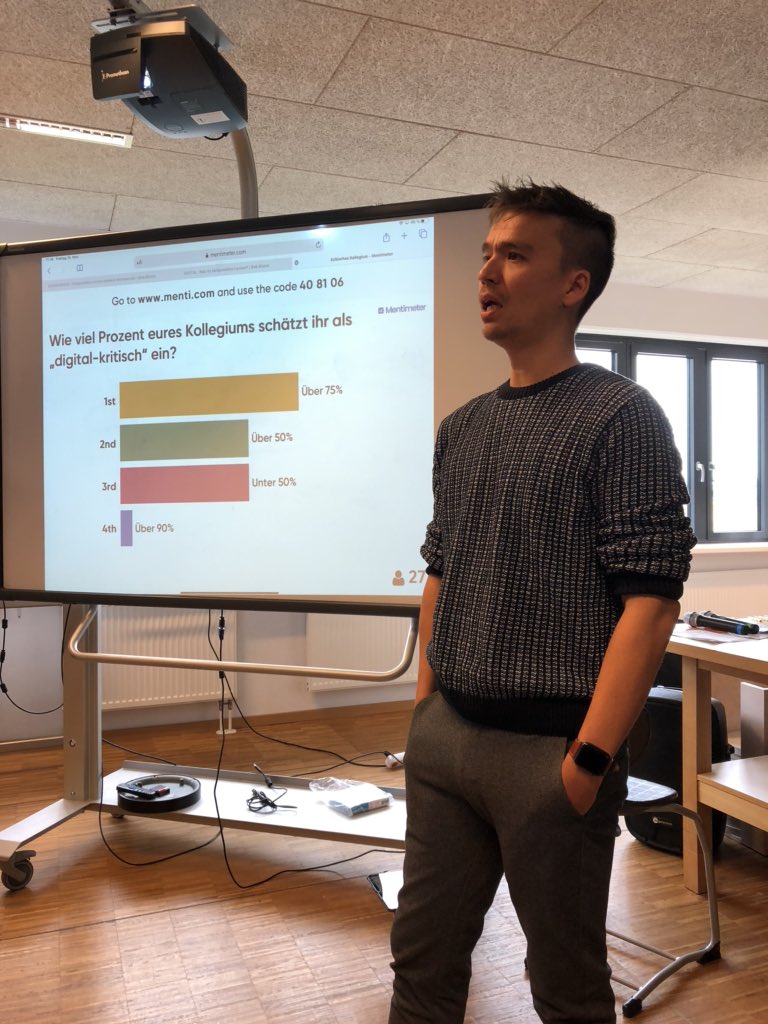 swarzste's tweet photo. Jetzt bei der mitreißenden Barcampsession von @blume_bob bei #excitingedu - Plädoyer u. a. für den Begriff „Reflektiertes Lernen“ https://t.co/juPeRzVFQa