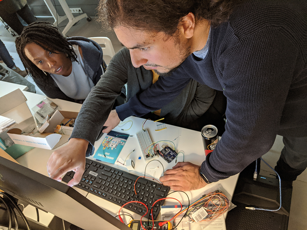 hardwarehacklab's tweet image. Some photos from last Wednesday #HardwareHackLab in @ThoughtWorksESP #Barcelona 

Join us next time meetup.com/Hardware-Hack-…