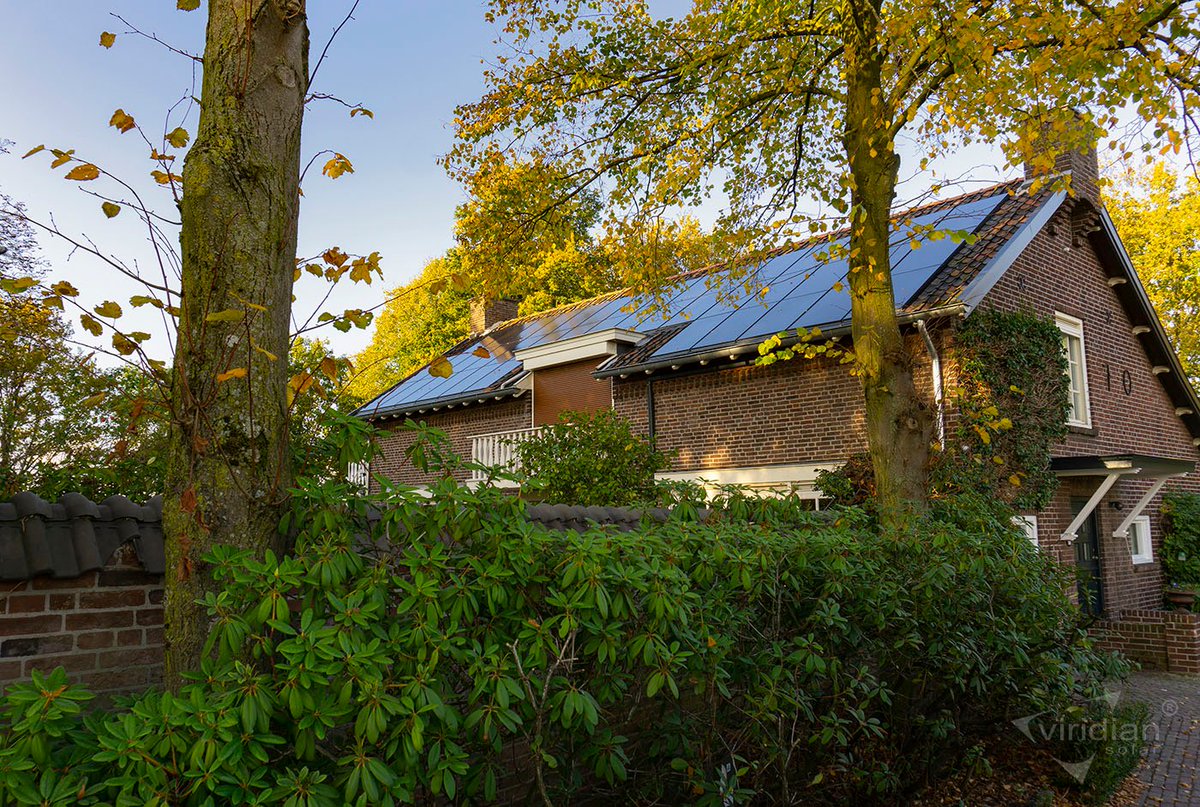 ViridianSolarNL's tweet photo. Vandaag een fraai #StunningSolar herfstbeeld op #FusionFriday van een installatie van het @ViridianSolar #ClearlineFusion #indakzonnepanelensysteem in het zuiden van Nederland. Deze installatie werd uitgevoerd door #ESSzonnepanelen en levering vond plaats via #4BLUE.
#FusionRoof https://t.co/xJq9RJBNBn