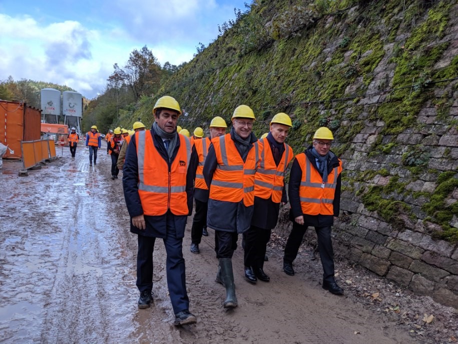 MarcBizien's tweet photo. Travaux @SNCFReseau  du tunnel de Vanémont : 2M€
+Injection de 350M3 de coulis de ciment pour recréer la cohésion du massif rocheux
+ Mise en place de 100ml de tirants pr ancrer la tête de l’ouvrage côté Saint Die
+ Projection de béton avec la mise en place de treillis soudés https://t.co/x6Nylr7V4c