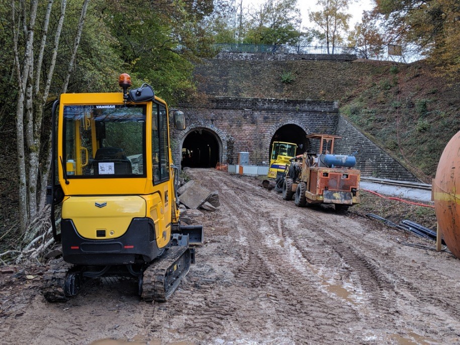 MarcBizien's tweet photo. Travaux @SNCFReseau  du tunnel de Vanémont : 2M€
+Injection de 350M3 de coulis de ciment pour recréer la cohésion du massif rocheux
+ Mise en place de 100ml de tirants pr ancrer la tête de l’ouvrage côté Saint Die
+ Projection de béton avec la mise en place de treillis soudés https://t.co/x6Nylr7V4c