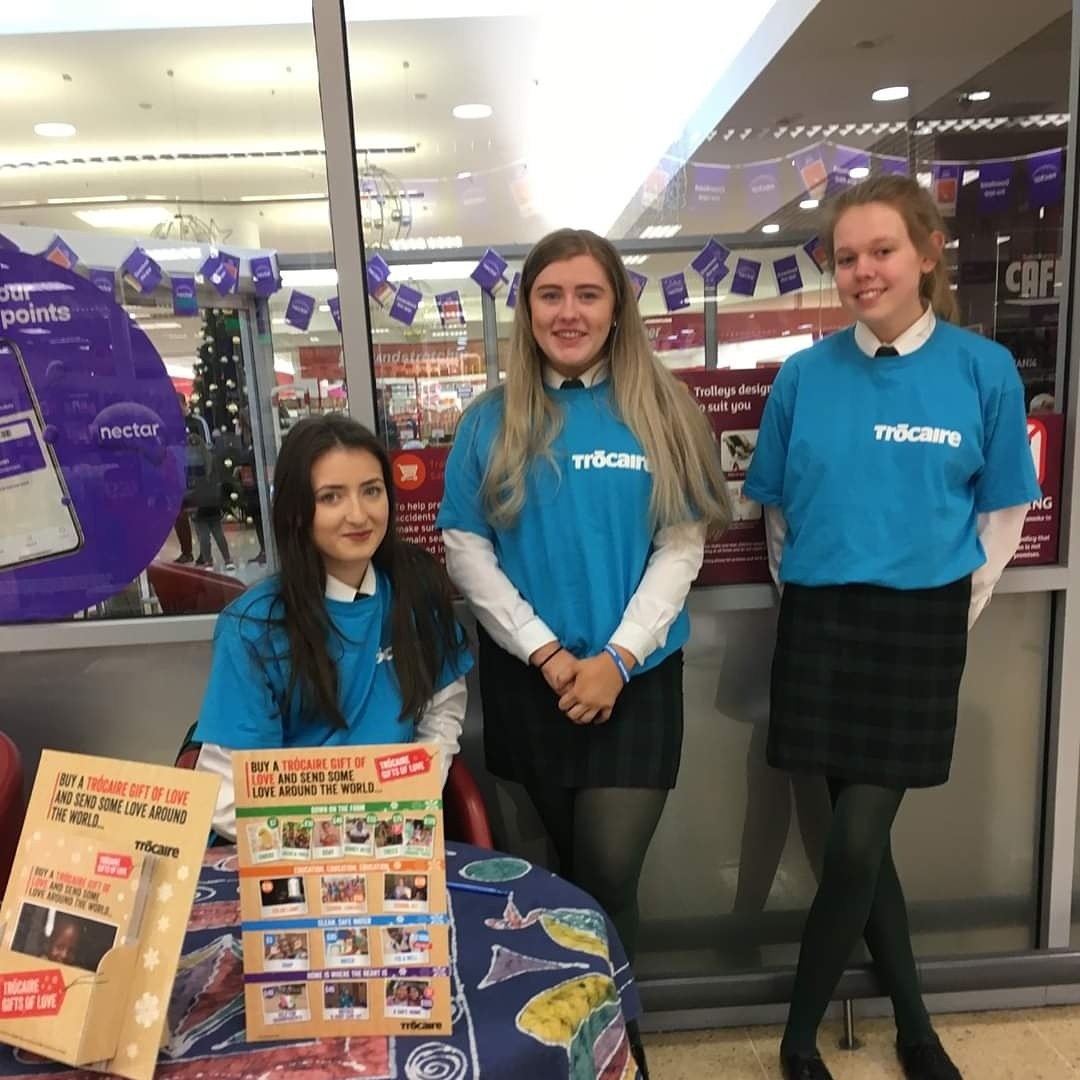 SJS41's tweet image. Some lovely pictures of our students who volunteered for bag packing in Sainsburys for Trócaire last weekend.

All of our volunteers stayed on an additional hour to assist Pat McQuaid and were fantastic in their approach and attitude
Well done to all.

#CharityWork
#Giving