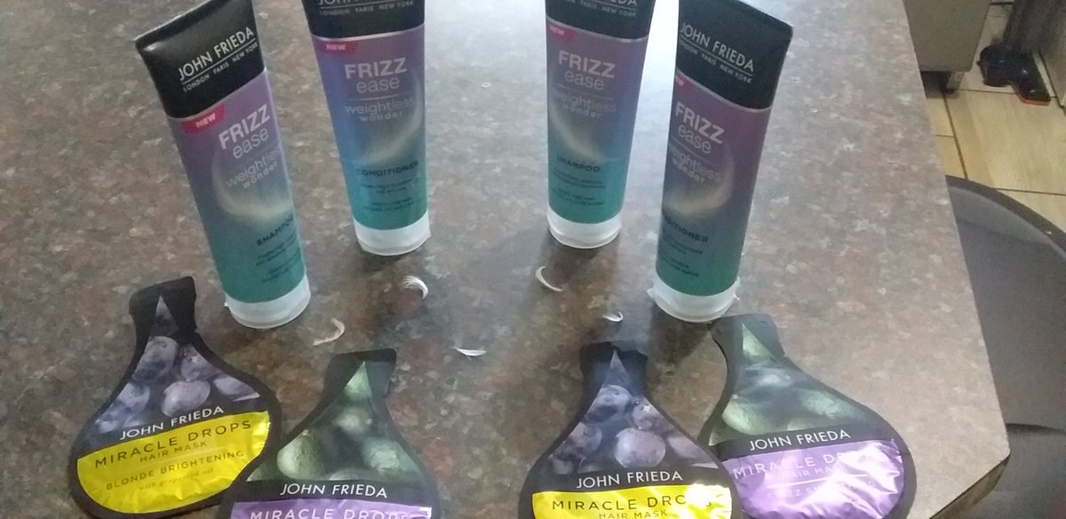 liezelmr2's tweet photo. Thank you rubybox for yet another great product to test
#rubyboxwonder #JohnFriedaSA #WeightlessWonder #FrizzEazeHi https://t.co/gI1tdiyJum