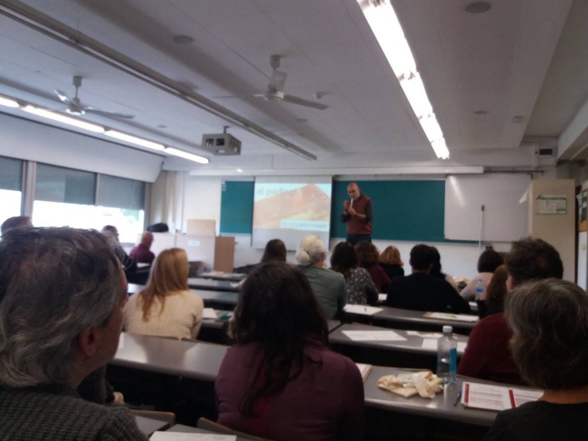 tertur's tweet photo. Reflexionant sobre com juguem i com ho podem aplicar en l'ensenyament i l'aprenentatge amb en @perecornella a la sessió inaugural de la Jornada de Formació de la #CIFALC 2019 https://t.co/CaDi02Q0bW