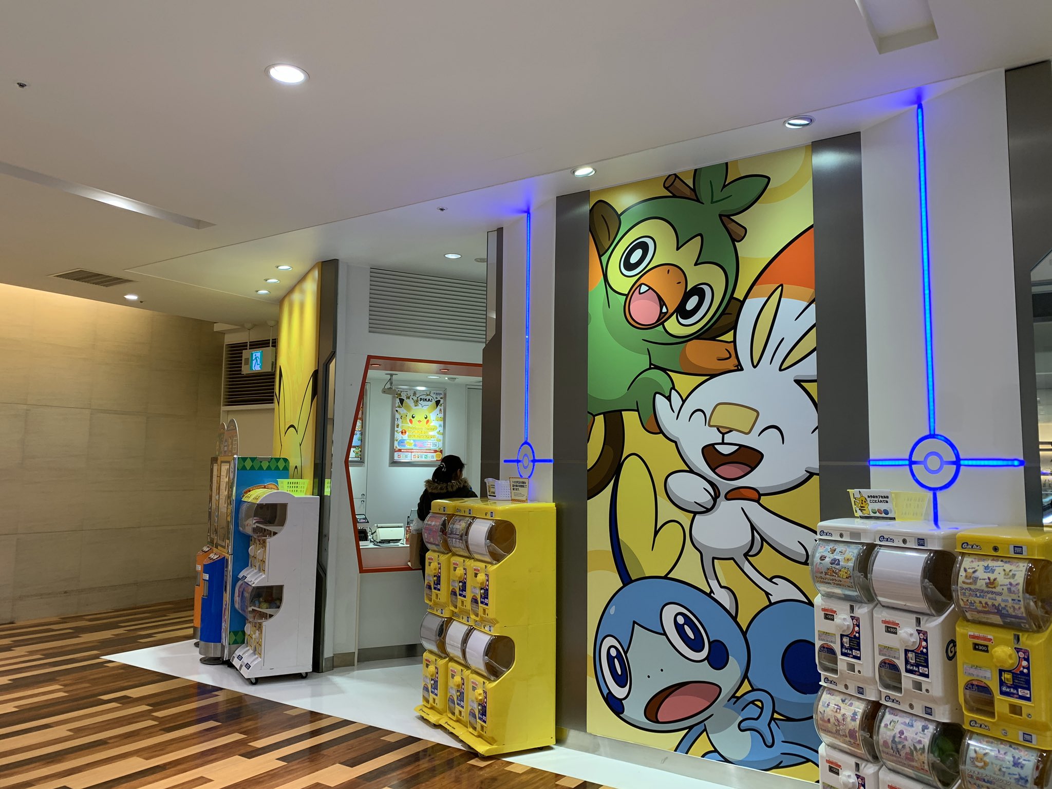 Twitter 上的 Nアストレいちご リアルホウエン地方 九州地方 唯一のポケセンフクオカの様子を見てみましょう 久しぶりに見たわこんな長い行列 Ww ポケモンセンターフクオカ ポケセンフクオカ ポケモンソードシールド ポケモン剣盾 Pokemonswordandshield