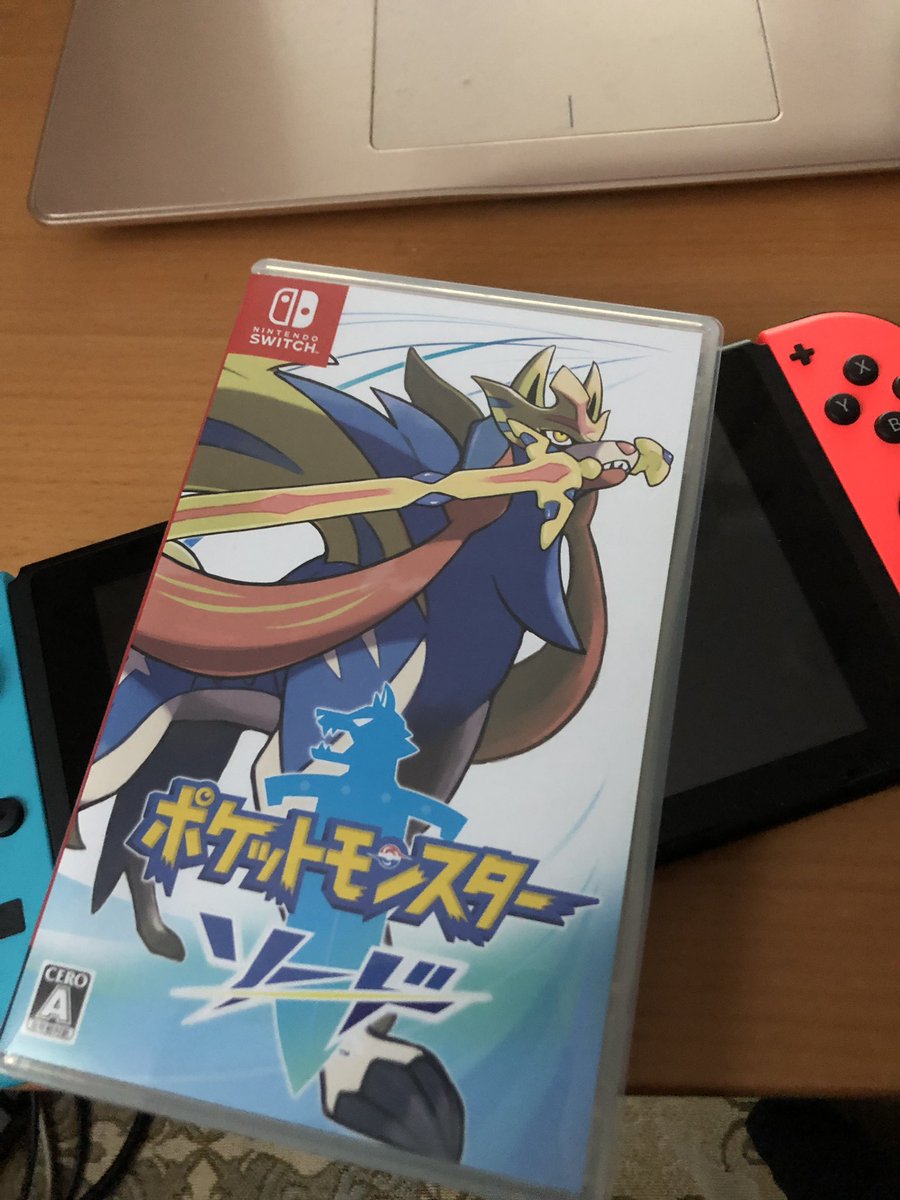 三遊亭栄豊満 さんゆうてい えいとまん Ar Twitter うっへっへ W ポケモンの新作 夜更かしが捗りますなぁ 新しいソフトのケースを開けた時のあの匂いだけはダウンロード版じゃ 味わえない ポケモン ポケモンソードシールド ニンテンドースイッチ 新品