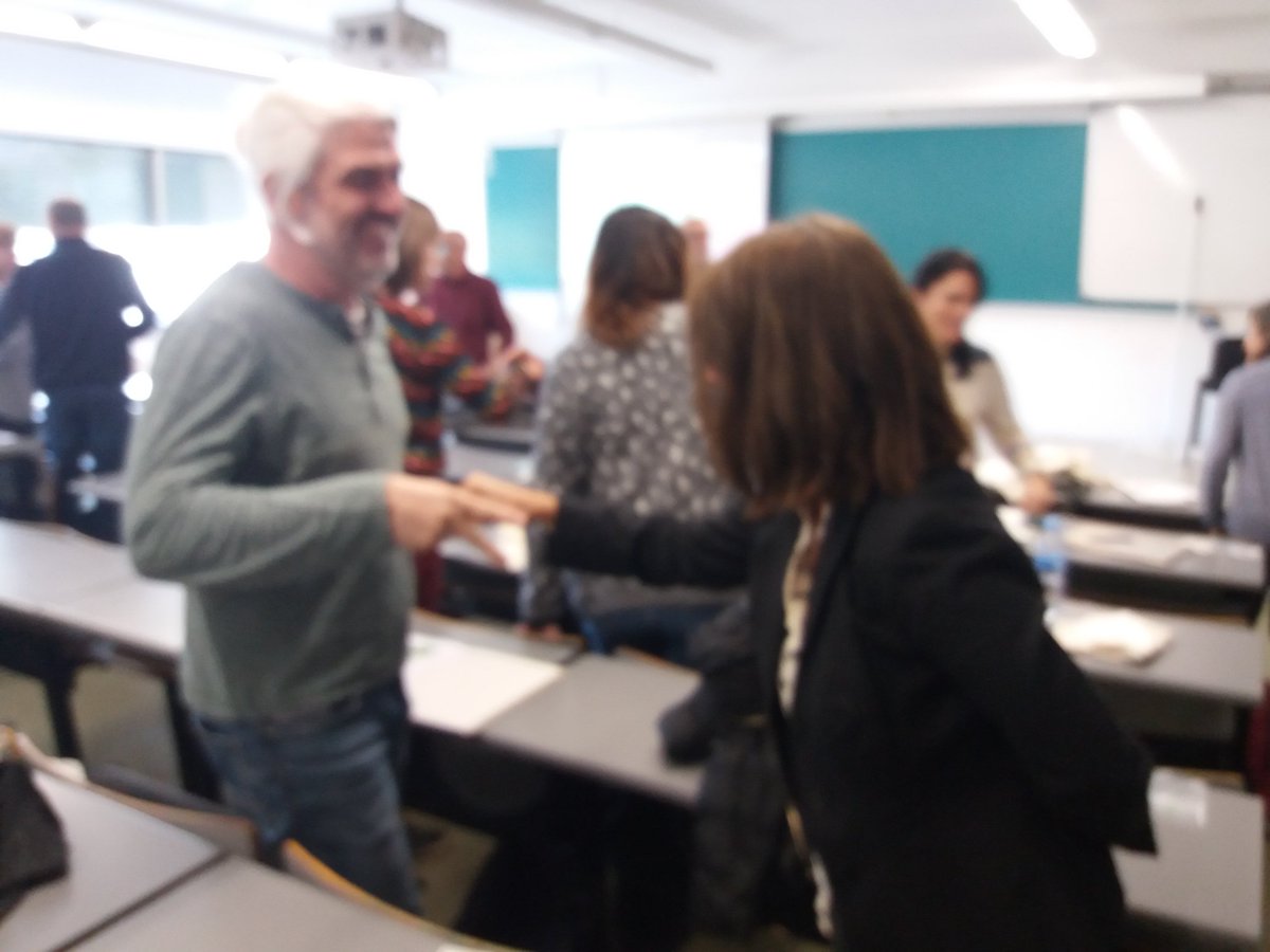 tertur's tweet photo. I no hi ha millor manera de reflexionar sobre com juguem que jugar, oi? Sessió de gamificació de l'aprenentatge amb en @perecornella a la Jornada de Formació de la #CIFALC 2019 https://t.co/WWoQLh75Y8