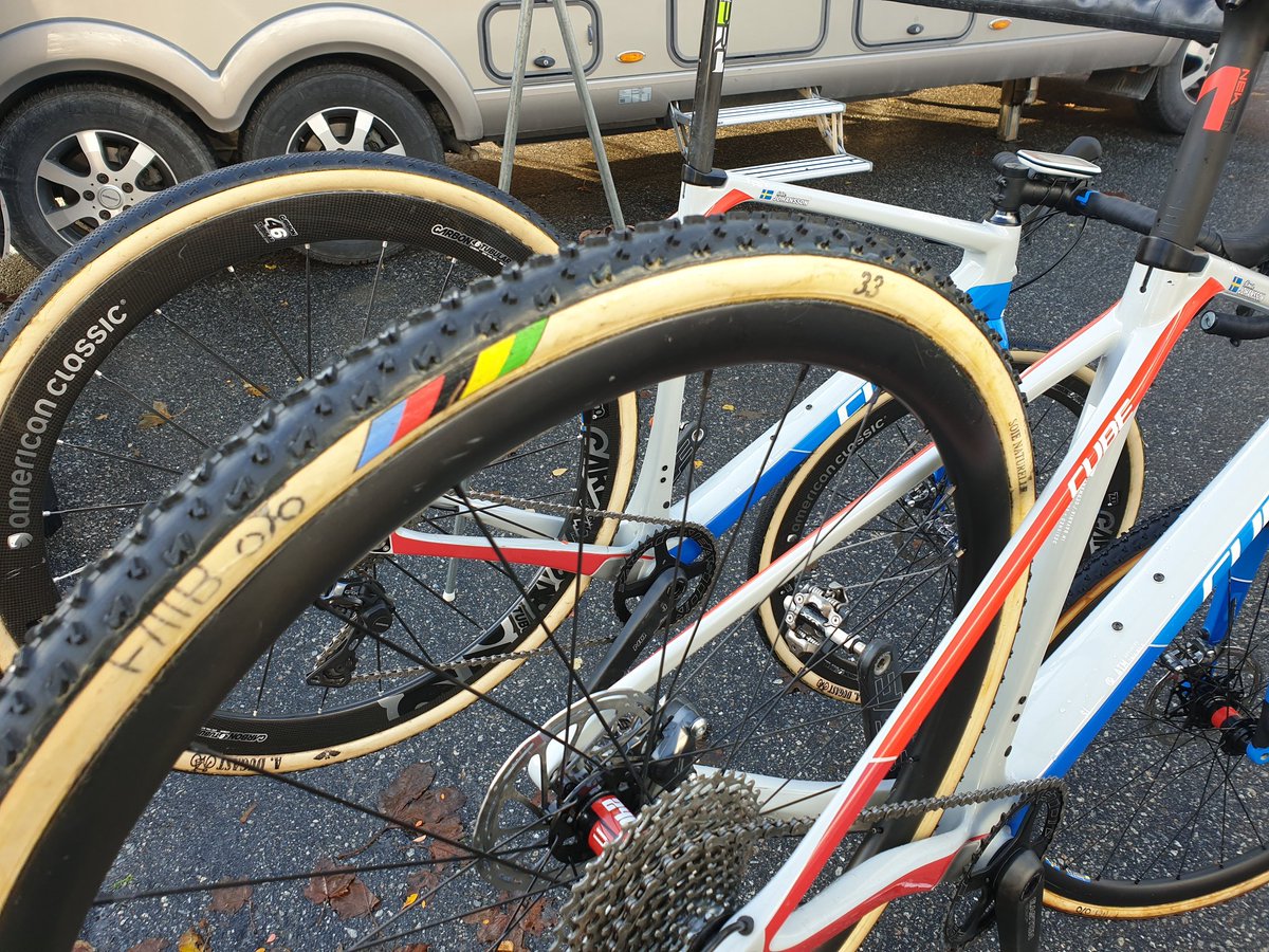 Race weekend coming up
Bikes ready for some mud  
🙏 <a href="/cube_bikes/">Cube Bikes</a> @ <a href="/fm_boyaux/">FrançoisMarieBoyaux</a>
#SWECUP #cubebikes